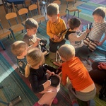 Dzieci zapoznają się z akcesoriami potrzebnym w pracy fryzjera.