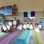 Dzieci prezentują swoje prace plastyczne.