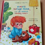 Książka autorstwa Izabeli Michty - Łukasz ratuje misia_ czyli jak udzielać pierwszej pomocy.