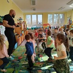 Grupa dzieci  z trenerem wykonuje bieg w miejscu.