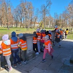 grupa dzieci stoi na tarasie altany.