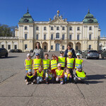 Grupa dzieci wraz z nauczycielkami ustawione przed Pałacem Branickim.