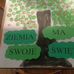namalowane drzewo na kartonie_ przyklejone różowe kwiatki_ niżej napis Ziemia ma swoje święto.