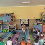 Nauczycielka pokazuje dzieciom obrazki.