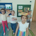 Cztery dziewczynki ćwiczą uważność chodząc z książką na głowie 