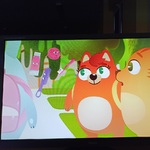 Kotek Pupik i kotka Pupilka przyglądają się przyborom do czystości osobistej.