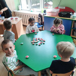 Dzieci degustują galaretkowe babeczki.