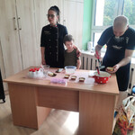Pani Aneta z rodziną opowiada dzieciom o swojej pracy - tworzenie ozdobnych tortów.