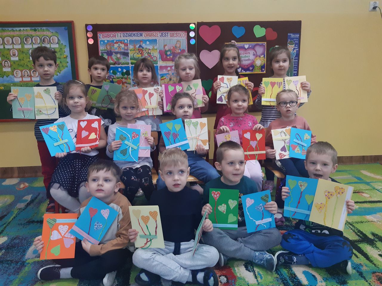 Dzieci z grupy III prezentują laurki na Dzień Babci i Dziadka.jpg