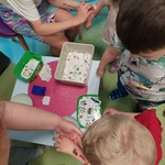 Nauczycielki robią dzieciom tatuaże 