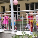 Dzieci malują farbami na foli.