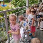 Dzieci malują farbami na foli.
