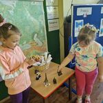 7 Dwie dziewczynki oglądają przedmioty związane z Francją.jpg