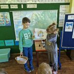10 Chłopiec i dziewczynka stoją przy mapie i prezentują kartkę z obrazkiem bohaterów z bajki o Asterixie.jpg