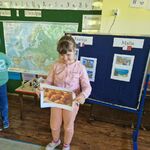 9 Chłopiec trzyma koszyk ze zwiniętymi kartkami_ a dziewczynka trzyma kartkę z obrazkiem croissantów.jpg