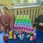 12 Dwie dziewczynki prezentują swoją budowlę z kubeczków.jpg