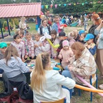 Dzieci ustawione w kolejce do malowania twarzy i balonów