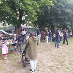  Część gastronomiczna, stoły zastawione jedzeniem i piciem.