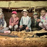 Pięcioro dzieci  siedzi na łóżku Baby Jagi.