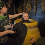 Chłopiec w kotle Baby Jagi