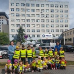 Grupa dzieci stoi przed budynkiem Komedy Miejskiej Policji w Białymstoku. 