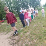 Dzieci przechodzą po ścieżce sensorycznej własnoręcznie utworzonej