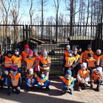 dzieci w zoo