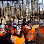 dzieci w zoo