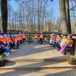 dzieci w zoo
