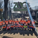 dzieci w zoo