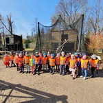 dzieci w zoo