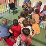 Dzieci oglądają film edukacyjny.