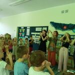 Dzieci naśladują gesty pokazywane przez dorosłych.