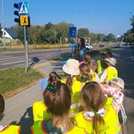 Grupa dzieci patrzy na znak 