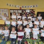 Dzieci prezentują dyplomy z okazji Dnia Kropki.