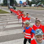 przedszkolacy bezpiecznie przechodzą przez zebrę.