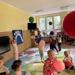 Dzieci bawią się balonami.