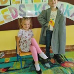 uśmiechnięty chłopiec i dziewczynka przebrani w dorosłe ubrania i buty.