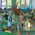  Dzieci chodzą po sali w poszukiwaniu odpowiedzi do gry Bingo.