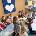 Dzieci wykonują pracę plastyczną.