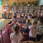 Grupa dzieci wpatrzona w kolejne odsłony teatrzyku.