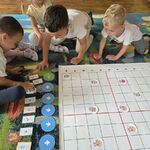 Grupa dzieci programuje Genibota.