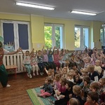 Dzieci wykonują gesty naśladujące aktora.