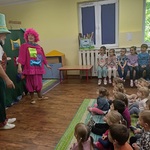 Przedszkolaki oglądają grę dwóch aktorów.
