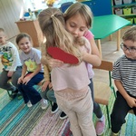 Dwie dziewczynki się przytulają 