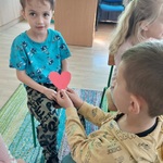 Chłopiec wręcza koledze serce