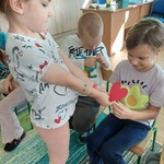 Dziewczynka wręcza koleżance serce