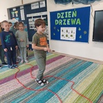 Dziecko idzie z kasztanem na łyżce między dwoma liniami 