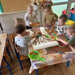 Dzieci wykonują prace plastyczna.