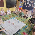 Chłopiec programuje robota Genibot_ by zawiózł Kopciuszkowi suknię lub pantofelek.